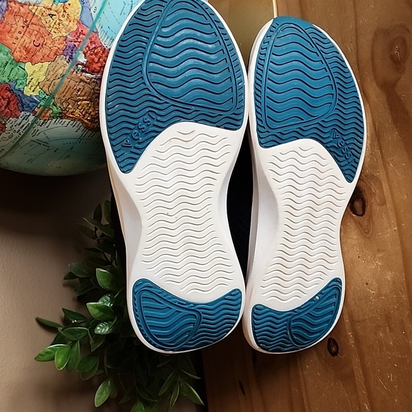 VESSI Size 9 Everyday Move Sneaker - Picture 7 of 12